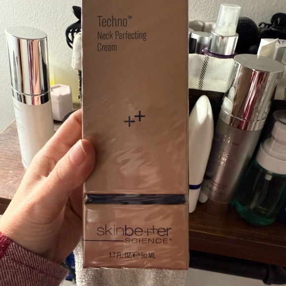 Unopened New Skinbetter science techno neck perfecting cream. - Picture 3 of 6